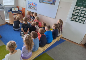 Na zdjęciu widać dzieci które oglądają film na temat "Dzień Kropki"