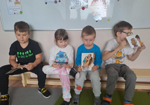 Na zdjęciu widać dzieci które uczą się na zajęciach o emocjach.