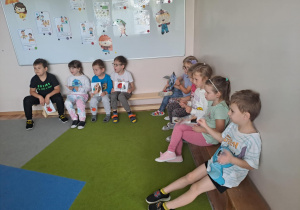 Na zdjęciu widać dzieci które uczą się na zajęciach o emocjach.