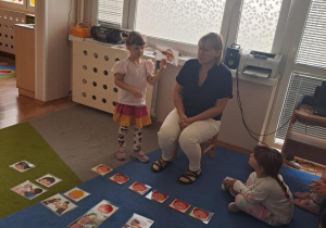 Na zdjęciu widać dzieci które uczą się na zajęciach o emocjach.