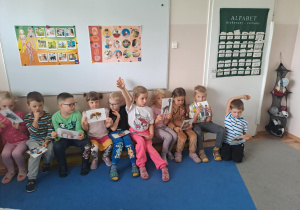 Na zdjęciu widać dzieci które uczą się na zajęciach o emocjach.