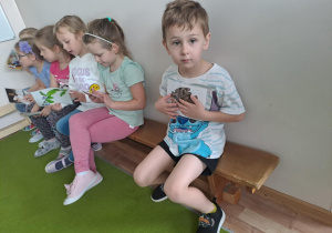 Na zdjęciu widać dzieci które uczą się na zajęciach o emocjach.
