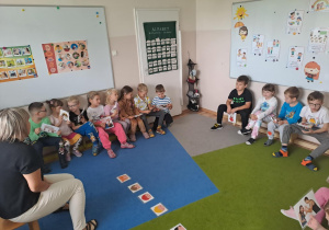 Na zdjęciu widać dzieci które uczą się na zajęciach o emocjach.