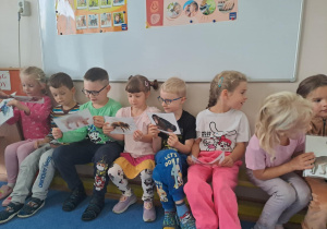 Na zdjęciu widać dzieci które uczą się na zajęciach o emocjach.