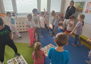 Na zdjęciu widać dzieci które uczą się na zajęciach o emocjach.