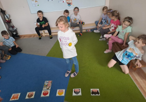 Na zdjęciu widać dzieci które uczą się na zajęciach o emocjach.