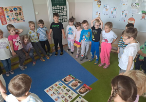 Na zdjęciu widać dzieci które uczą się na zajęciach o emocjach.