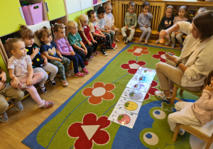 Na zdjęciu widać Panią i dzieci na zajęciach z okazji Dnia Kropki.