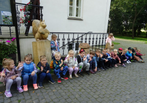Na zdjęciu widać dzieci w Parku zmysłów.