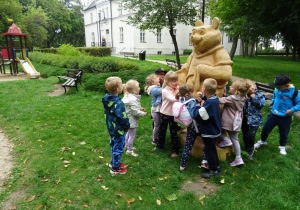 Na zdjęciu widać dzieci w Parku zmysłów.