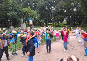 Na zdjęciu widać dzieci w Parku zmysłów.