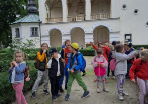 Na zdjęciu widać dzieci w Parku zmysłów.