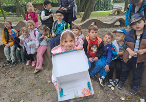 Na zdjęciu widać dzieci w Parku zmysłów.