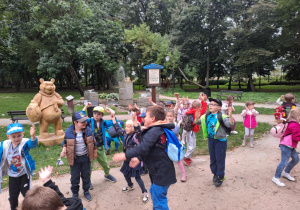 Na zdjęciu widać dzieci w Parku zmysłów.