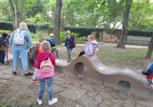 Na zdjęciu widać dzieci w Parku zmysłów.
