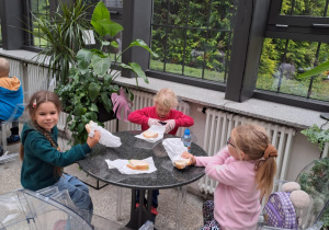 Na zdjęciu widać dzieci jedzące 2 śniadanie.