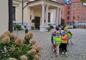 Na zdjęciu widać dzieci na warsztatach w Galerii Sztuki Dawnej w Łodzi.