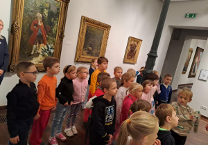 Na zdjęciu widać dzieci na warsztatach w Galerii Sztuki Dawnej w Łodzi.