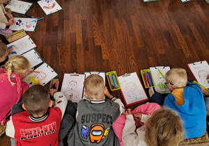 Na zdjęciu widać dzieci na warsztatach w Galerii Sztuki Dawnej w Łodzi.