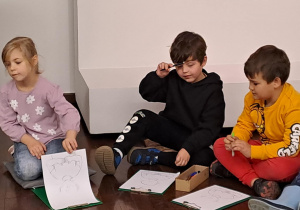 Na zdjęciu widać dzieci na warsztatach w Galerii Sztuki Dawnej w Łodzi.