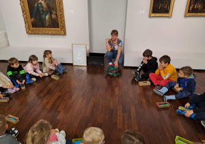 Na zdjęciu widać dzieci na warsztatach w Galerii Sztuki Dawnej w Łodzi.