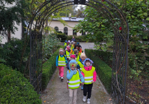 Na zdjęciu widać dzieci na warsztatach w Galerii Sztuki Dawnej w Łodzi.