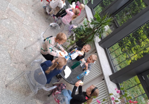 Na zdjęciu widać dzieci jedzące 2 śniadanie.