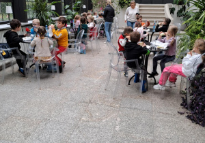 Na zdjęciu widać dzieci jedzące 2 śniadanie.