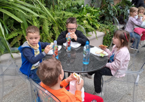 Na zdjęciu widać dzieci jedzące 2 śniadanie.