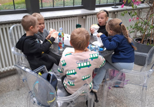 Na zdjęciu widać dzieci jedzące 2 śniadanie.