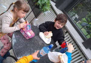 Na zdjęciu widać dzieci jedzące 2 śniadanie.