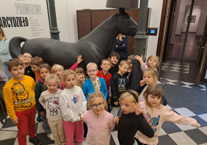 Na zdjęciu widać dzieci na warsztatach w Galerii Sztuki Dawnej w Łodzi.