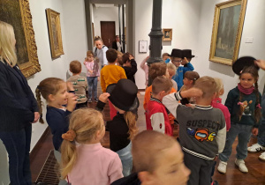 Na zdjęciu widać dzieci na warsztatach w Galerii Sztuki Dawnej w Łodzi.