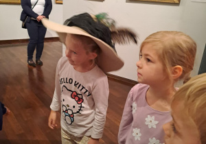 Na zdjęciu widać dzieci na warsztatach w Galerii Sztuki Dawnej w Łodzi.