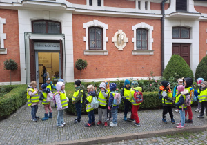 Na zdjęciu widać dzieci na warsztatach w Galerii Sztuki Dawnej w Łodzi.