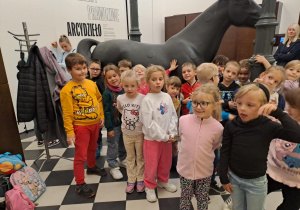 Na zdjęciu widać dzieci na warsztatach w Galerii Sztuki Dawnej w Łodzi.