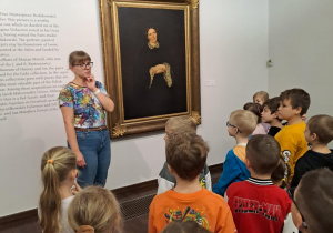 Na zdjęciu widać dzieci na warsztatach w Galerii Sztuki Dawnej w Łodzi.