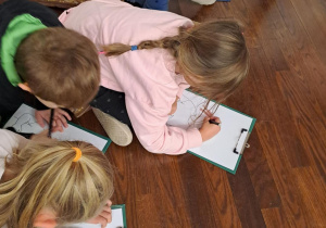 Na zdjęciu widać dzieci na warsztatach w Galerii Sztuki Dawnej w Łodzi.