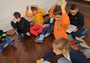 Na zdjęciu widać dzieci na warsztatach w Galerii Sztuki Dawnej w Łodzi.