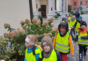 Na zdjęciu widać dzieci na warsztatach w Galerii Sztuki Dawnej w Łodzi.