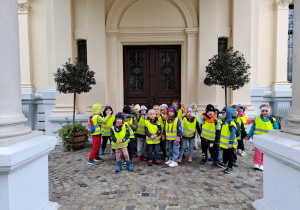 Na zdjęciu widać dzieci na warsztatach w Galerii Sztuki Dawnej w Łodzi.