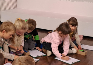 Na zdjęciu widać dzieci na warsztatach w Galerii Sztuki Dawnej w Łodzi.