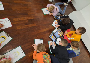 Na zdjęciu widać dzieci na warsztatach w Galerii Sztuki Dawnej w Łodzi.