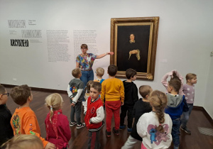 Na zdjęciu widać dzieci na warsztatach w Galerii Sztuki Dawnej w Łodzi.