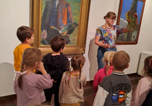 Na zdjęciu widać dzieci na warsztatach w Galerii Sztuki Dawnej w Łodzi.