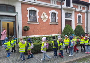 Na zdjęciu widać dzieci na warsztatach w Galerii Sztuki Dawnej w Łodzi.