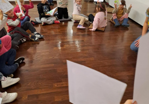 Na zdjęciu widać dzieci na warsztatach w Galerii Sztuki Dawnej w Łodzi.