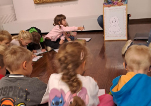 Na zdjęciu widać dzieci na warsztatach w Galerii Sztuki Dawnej w Łodzi.