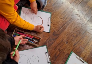 Na zdjęciu widać dzieci na warsztatach w Galerii Sztuki Dawnej w Łodzi.