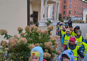 Na zdjęciu widać dzieci na warsztatach w Galerii Sztuki Dawnej w Łodzi.
